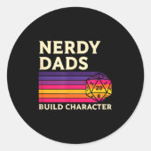 Sticker Rond Nerdy Dads Build Character, Retro Tabletop Rpg Fat (Devant)