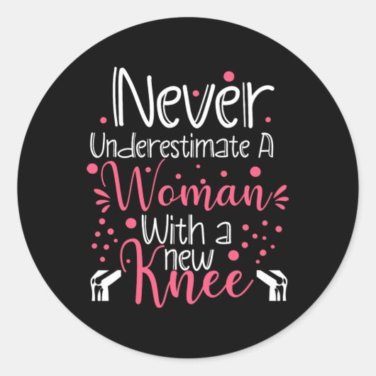 Sticker Rond Never Underestimate A Women New Knee Broken Knee S (Devant)