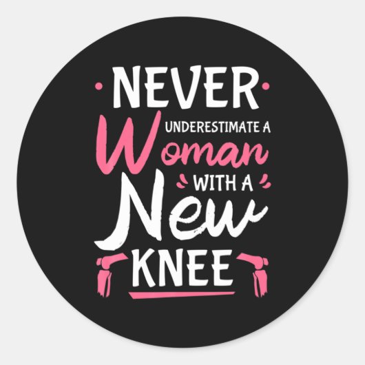 Sticker Rond Never Underestimate A Women New Knee Replacement S (Devant)