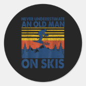 Sticker Rond Never Underestimate An Old Man On Skis Funny Winte (Devant)