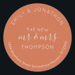 Sticker Rond Newlyweds Nom de retour Adresse Terracotta<br><div class="desc">Un design typographique moderne entièrement personnalisable avec vos noms courbés ci-dessus et votre adresse de retour courbée ci-dessous et texte au milieu Le Nouveau Monsieur et Madame Et votre nom marié en crème sur un arrière - plan en terre cuite. Tout le texte peut être facilement personnalisé. Vous pouvez également...</div>
