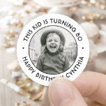 Sticker Rond N'IMPORTE QUELLE Fête Anniversaire Chic Photo Simp<br><div class="desc">Ajoutez une touche personnalisée élégante aux fêtes d'anniversaire, invitations et notes de remerciement avec des autocollants photo ronds personnalisés / scellés d'enveloppe. Le tableau et le libellé de ce modèle sont simples à customiser pour n'importe quelle année ou occasion. Le texte qui dit "Ce gosse a 80 ans" et "Joyeux...</div>