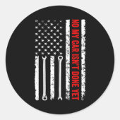 Sticker Rond No My Car Isn't Done Yet Funny Mechanic  (Devant)