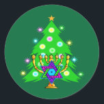 Sticker Rond Noël et Hanoukka ensemble<br><div class="desc">Noël et Hanoukka sur des cadeaux pour les familles interconfessionnelles qui célèbrent la joie de Noël et la beauté de Chanukah. Comporter l'arbre et le menorah de Noël avec l'étoile de David juive entourée par des vacances présente sur les cartes de voeux, l'affranchissement, les idées de cadeau et l'habillement pour...</div>