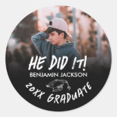 Sticker Rond Noir et blanc Il l'a fait graduation (Devant)