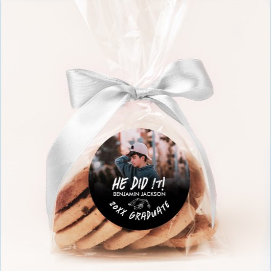 Sticker Rond Noir et blanc Il l'a fait graduation