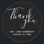 Sticker Rond Noir Mariage Merci Faveur de mariage<br><div class="desc">Mariage préférez les autocollants en noir et blanc. Dites merci à vos invités mariages avec ces autocollants de mariage personnalisés dans une police de texte magnifique qui disait : Merci. Personnalisez avec vos noms et votre date de mariage.</div>