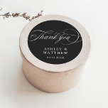 Sticker Rond Noir romantique Calligraphie Mariage Merci<br><div class="desc">Cet autocollant mariage en noir et blanc vous remercie avec une calligraphie tourbillonnant élégante et romantique avec vos noms et votre date. Pour une personnalisation plus avancée de cette conception,  cliquez sur le BOUTON OUTIL DESIGN BLEU ci-dessus !</div>