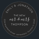 Sticker Rond Nom du retour des jeunes mariés Noir l'adresse<br><div class="desc">Un design typographique entièrement personnalisable en noir classique avec texte blanc avec vos noms courbés ci-dessus et votre adresse de retour courbée ci-dessous et texte au milieu Le nouveau M et Mme et votre nom de famille. Tout le texte peut être facilement personnalisé. Vous pouvez également modifier les couleurs arrière...</div>