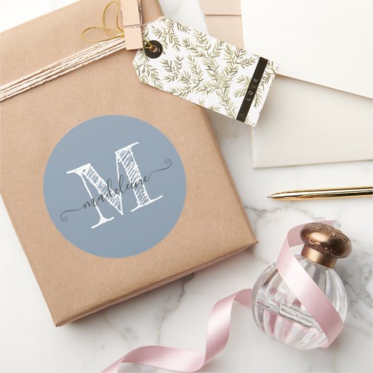 Sticker Rond Nom du script moderne Monogramme initial Dusty Blu (Cadeaux)