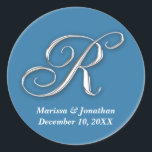Sticker Rond Nom personnalisé du monogramme bleu R initial pour<br><div class="desc">Ces étiquettes polyvalentes sont idéales pour les lettres et les emballages. La lettre de monogramme de script est définie dans une texture de faux feutre argenté. Utilisez ces riches sceaux de teintes de bijoux pour personnaliser toutes les cartes et enveloppes. Habille des forfaits vacances, des faveurs de mariage, des sacs...</div>