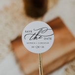 Sticker Rond Noms de calligraphie romantique Enregistrer l'auto<br><div class="desc">Ce nom de calligraphie romantique enregistrer l'autocollant de date est parfait pour un mariage simple. Le design classique moderne comprend des tourbillons fantaisistes et des fleurs fantaisistes avec une magnifique typographie élégante et lettrée à la main. Personnalisez les autocollants avec vos noms et votre date mariage.</div>