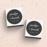 Sticker Rond Noms de script minimaliste Mariage moderne Noir<br><div class="desc">Noms de script minimalistes Mariage moderne | Sticker rond classique noir et blanc</div>