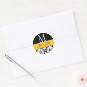 Sticker Rond Noms du monogramme mariage Date Damask Black Yello (Enveloppe)