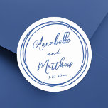 Sticker Rond Noms minimalistes simples Mariage à main bleue<br><div class="desc">Stickers de mariage minimaliste simple avec cadre de gribouillage. Ces stickers de mariage carrés et charmants présentent les noms de mariée et de mariée et la date de mariage, affichés dans un mélange de polices propres et élégantes. Autour de la conception est un cadre de doodle dessiné à la main...</div>