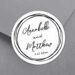 Sticker Rond Noms minimalistes simples Mariage à main rouge<br><div class="desc">Stickers Mariage minimaliste simple avec cadre Doodle Noir. Ces stickers de mariage carrés et charmants présentent les noms de mariée et de mariée et la date de mariage, affichés dans un mélange de polices propres et élégantes. Autour de la conception est un cadre de gribouillis noir dessiné à la main...</div>