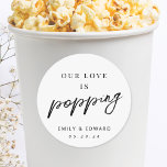 Sticker Rond Notre Amour est Popping Popcorn Favour<br><div class="desc">Autocollants personnalisés pour mariage pop-corn avec "Our Love is Popping" design moderne en noir et blanc.</div>