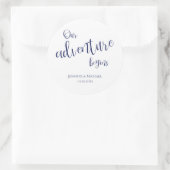 Sticker Rond Notre aventure commence dk bleu typographie mariag (Sac)
