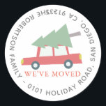 Sticker Rond Nous avons Déménagé Voiture Rouge Arbre de Noël Ad<br><div class="desc">Ce mignon autocollant d'adresse de Noël "We've mobile" présente un arrière - plan blanc avec une voiture rouge et un arbre de Noël au-dessus. Personnalisez-le selon vos besoins. Vous pouvez trouver des produits correspondants dans mon magasin.</div>