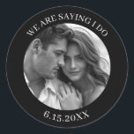 Sticker Rond Nous disons que je le fais | "Save the date" pour<br><div class="desc">Autocollants photo minimilistes modernes en noir et blanc avec date mariage pour coller sur vos enveloppes Save the Date.</div>