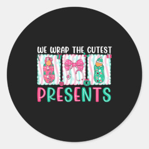Sticker Rond Nous emballons les cadeaux les plus mignons Travai