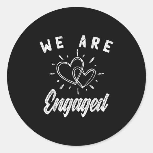 Sticker Rond Nous Sommes Engagés Couple Fiançailles Faire-part (Devant)