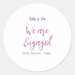 Sticker Rond Nous sommes fiancés rose violet nom date élégant s