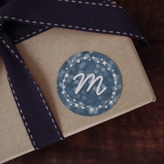 Sticker Rond Nuit hivernale neige Bokeh Holiday Monogramme