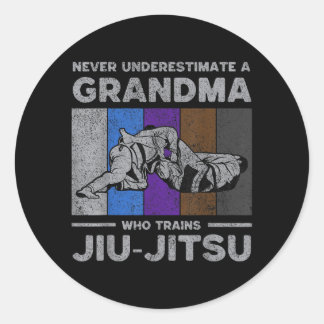 Sticker Rond N'underestimez jamais une grand-mère de jiu-jitsu 