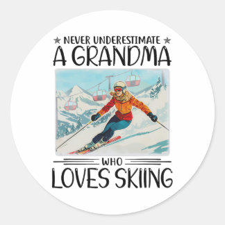 Sticker Rond N'undermettez jamais une grand-mère qui aime skier