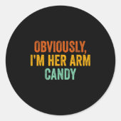 Sticker Rond Obviously, I'm Her Arm Candy Funny Sarcastic  (Devant)