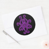 Sticker Rond Octopus violet complexe sur noir (Enveloppe)
