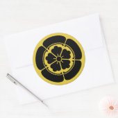Sticker Rond Oda Mon japonais samouraï clan jaune sur noir (Enveloppe)
