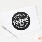 Sticker Rond Officiellement à la retraite 2026 plus mon problèm (Enveloppe)