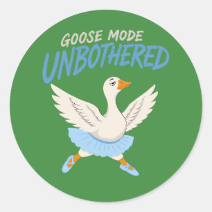 Sticker Rond Oie drôle en mode indifférent en tenue de ballet