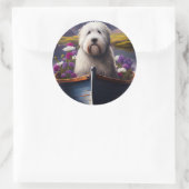 Sticker Rond Old English Sheepdog sur Paddle : Une aventure Pit (Sac)