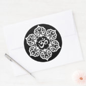 Sticker Rond Om de lotus blanc sur noir (Enveloppe)