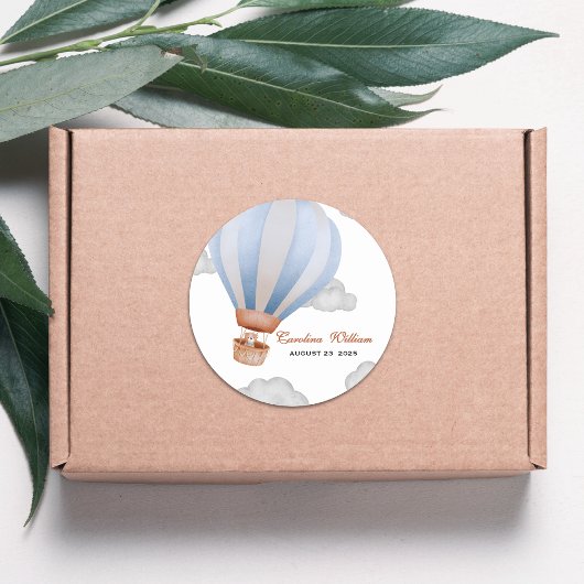 Sticker Rond on peut attendre le baby shower de petit garçon