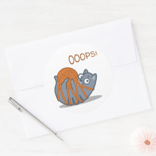 Sticker Rond OOOPS ! Drôle Chat Mignonne Joue Avec Boule En Fil
