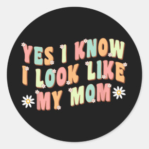 Sticker Rond Oui Je Sais Que J'Ai L'Air De Ma Maman Fantastique