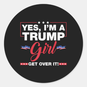 Sticker Rond Oui, Je Suis Une Fille Trump Qui S'En Remet Trump