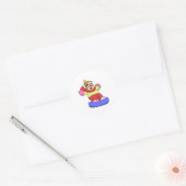Sticker Rond Ours en snowboard avec snowboard (Enveloppe)