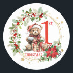 Sticker Rond Ours Poinsettia Foliage Baby's First Christmas<br><div class="desc">Ce design présente un ours en peluche de Noël avec chapeau de Père Noël et présente à l'intérieur de la couronne de Noël avec poinsettia,  feuillage verdoyant et baies rouges. Vous pouvez ajuster le texte en fonction de vos besoins.</div>