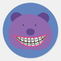 Ours pourpre Portant Des Bracelets Orthodontiste