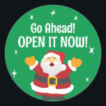 Sticker Rond Ouvrir le package maintenant avec Christmas Père N<br><div class="desc">Un autocollant de Noël amusant avec Père Noël disant Aller de l'avant Ouvrir maintenant est idéal pour un paquet cadeau que vous voulez recevoir à ouvrir immédiatement,  comme un cadeau de nourriture ou de pâtisseries.</div>