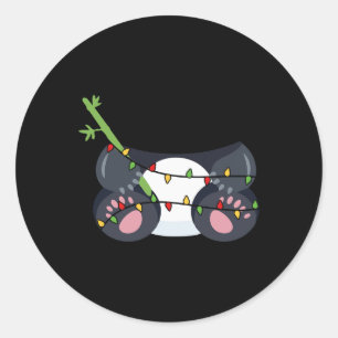 Sticker Rond Panda Festive Avec Costume Lumière Noël