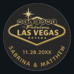 Sticker Rond Panneau Bienvenue à Vegas Noir avec Or<br><div class="desc">Autocollant ou sceau d'enveloppe avec le panneau "Bienvenue à la Fabuleuse Las Vegas" en faux feuillet d'or. Cliquez sur PERSONNALISER POUR ALLER PLUS LOIN pour changer la couleur de fond,  la police et la couleur du texte.</div>