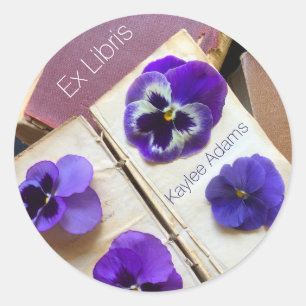 Sticker Rond Pansies sur la bibliothèque de livres vintages