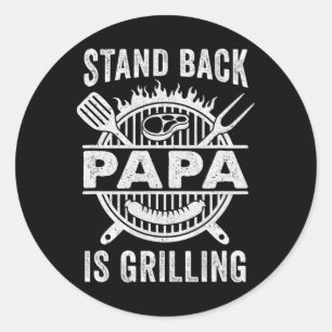 Sticker Rond Papa debout grillé drôle de journée BBQ papa