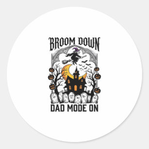 Sticker Rond Papa Sorcière Balai de Halloween Cassé Graphique V